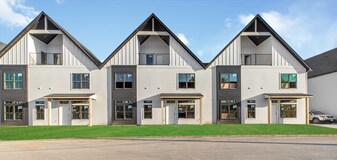 Brand New 6 Bed, 6.5 Bath, 3 Story Townhomes w/ Bonus Room & Balcony! in College Station, TX - Building Photo