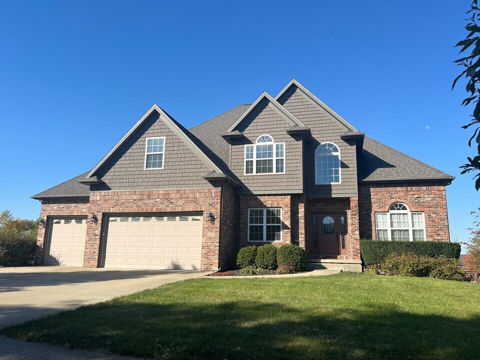 2315 Knollbrook Way in Bloomington, IL - Building Photo