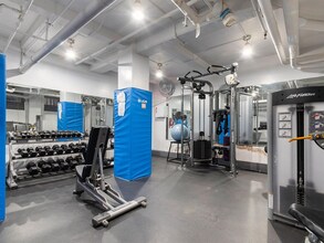 50 Glenwood Ave in Jersey City, NJ - Foto de edificio - Building Photo