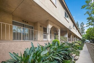 10215 Variel Ave in Los Angeles, CA - Building Photo - Building Photo