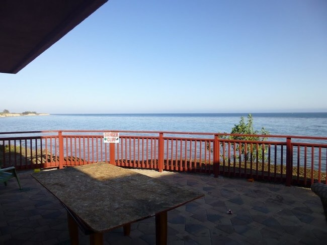 6741 Del Playa Dr in Goleta, CA - Foto de edificio - Building Photo