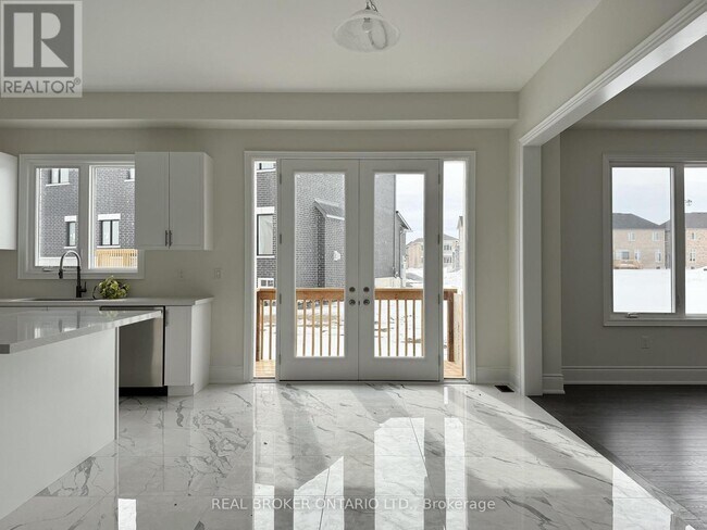 33 Cecil Saunders Dr in Georgina, ON - Building Photo - Building Photo