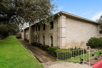 8415 Fredericksburg Rd in San Antonio, TX - Building Photo - Building Photo