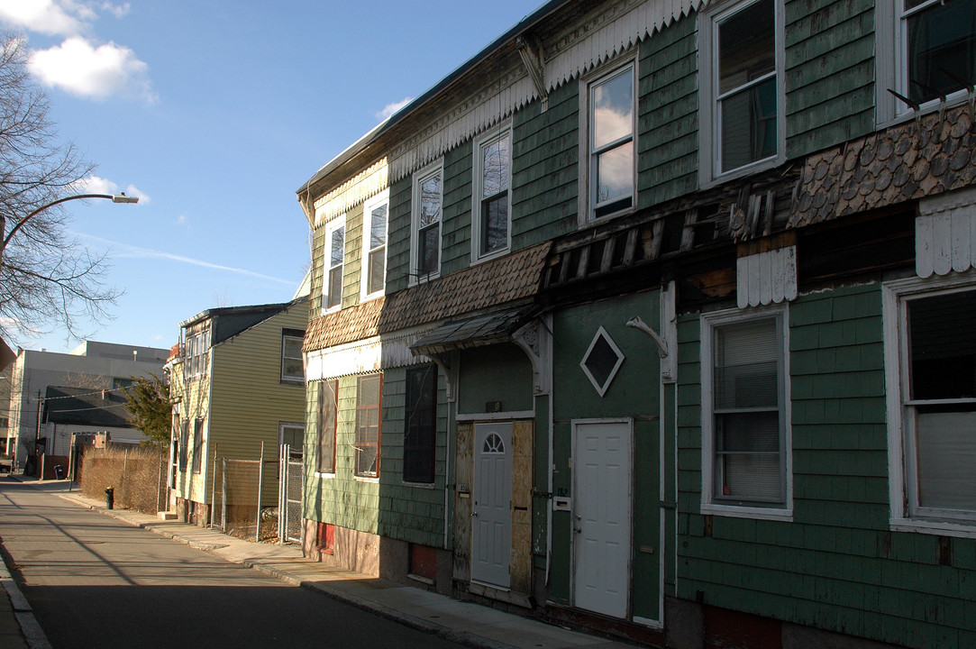 180 Gold St in South Boston, MA - Building Photo