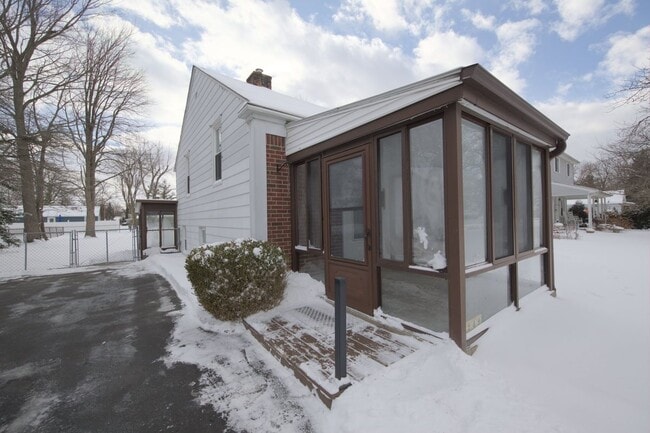 9249 Whitall Ln in Grosse Ile Township, MI - Building Photo - Building Photo