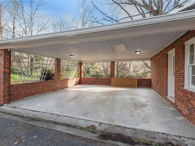 624 Brentwood Ct in Winston-Salem, NC - Building Photo - Building Photo