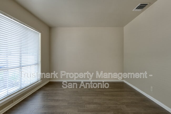 210 Lost Forest St in San Antonio, TX - Building Photo - Building Photo