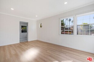 2310 1/2 Pisani Pl in Los Angeles, CA - Building Photo