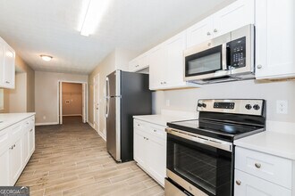 3355 Luxembourg Cir in Decatur, GA - Foto de edificio - Building Photo