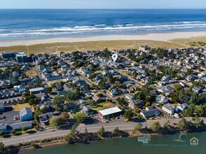 210 6th Ave in Seaside, OR - Foto de edificio - Building Photo