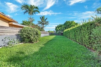 7242 SW 22nd St in Miami, FL - Building Photo - Building Photo