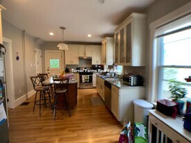 24 Greenleaf Ave, Unit 2 in Medford, MA - Building Photo