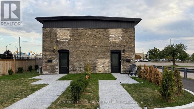 857 Dundas St