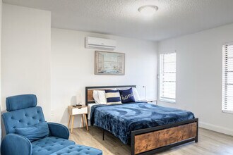705 SW 5th Ave in Miami, FL - Building Photo - Building Photo