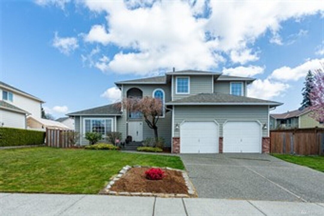 13723 37th Ave W in Lynnwood, WA - Building Photo