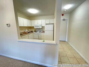 24 Whites Ave, Unit 16 in Watertown, MA - Foto de edificio - Building Photo
