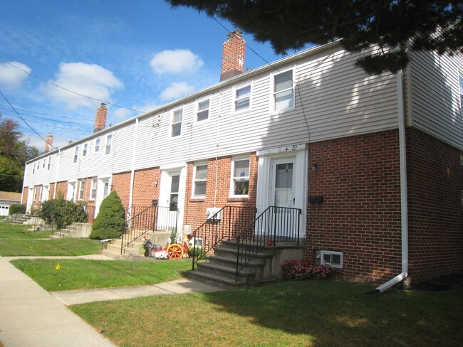 Pitman Gardens Apartments in Pitman, NJ - Foto de edificio - Building Photo