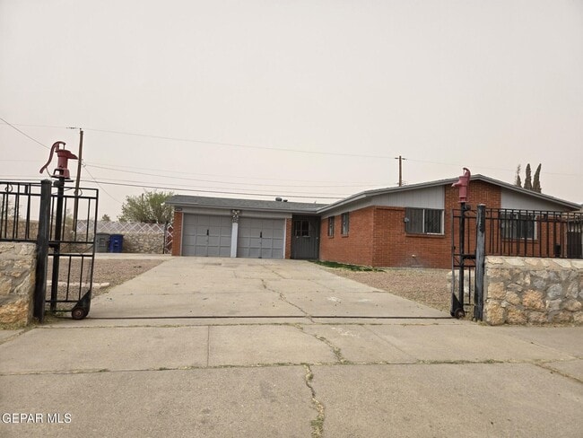 10301 Bayo Ave in El Paso, TX - Foto de edificio - Building Photo