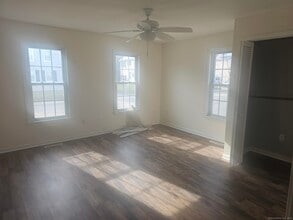 48 Mechanic St in Stonington, CT - Building Photo - Building Photo