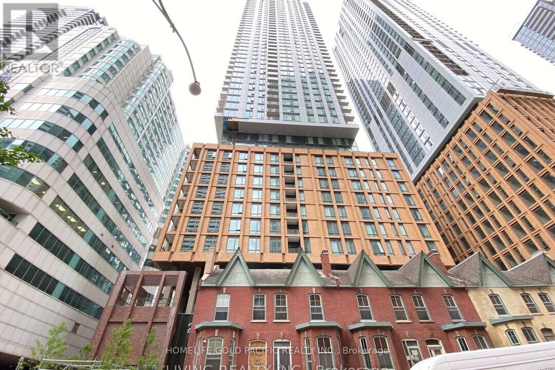 8-3508 Widmer St in Toronto, ON - Building Photo