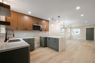 745 W 106th St in Los Angeles, CA - Foto de edificio - Building Photo