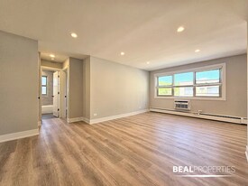 535 W Aldine, Unit 211 in Chicago, IL - Building Photo