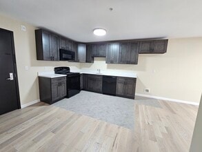 158 6th St, Unit 407 in Passaic, NJ - Building Photo - Building Photo