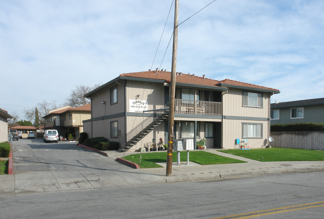 595 E 7th St in Gilroy, CA - Foto de edificio