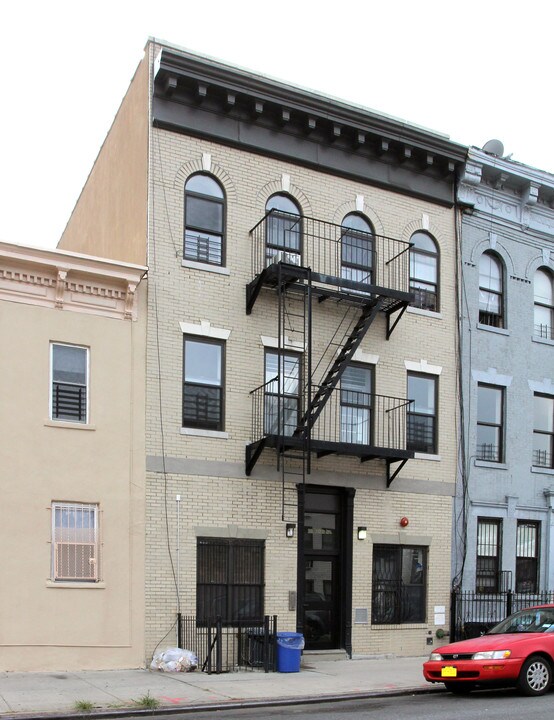 215 Buffalo Ave in Brooklyn, NY - Building Photo