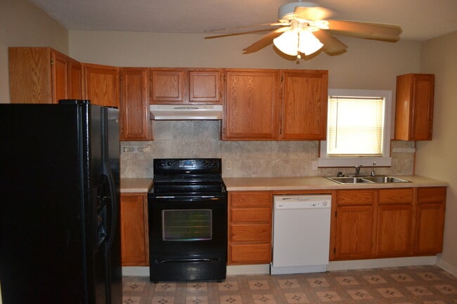 813 Lincoln Ave in Clay Center, KS - Building Photo - Building Photo