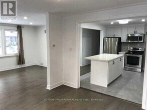 2 Sevenoaks Ave in Toronto, ON - Building Photo - Building Photo