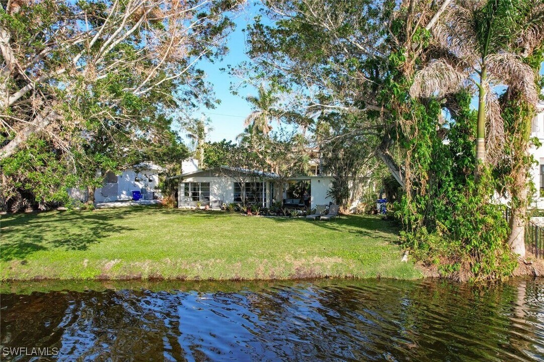 678 E Lake Dr in Naples, FL - Building Photo