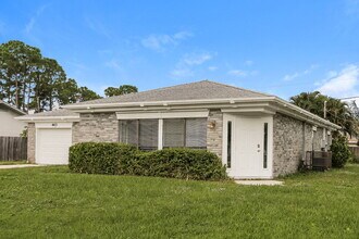 443 SW Lakehurst Dr in Port St. Lucie, FL - Foto de edificio - Building Photo
