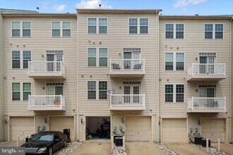 2593 Eastbourne Dr in Leesylvania, VA - Foto de edificio - Building Photo