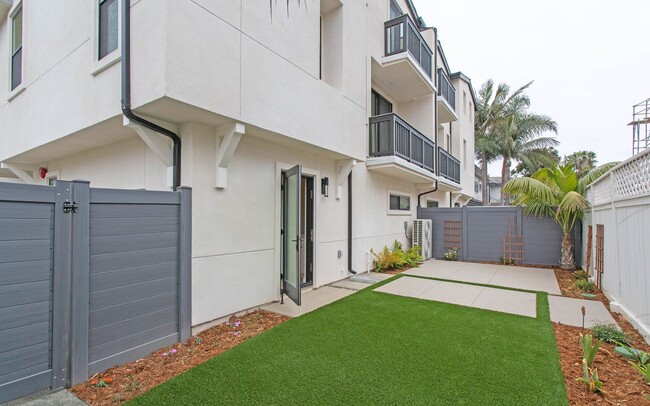 318 Hemlock Ave in Carlsbad, CA - Building Photo - Building Photo