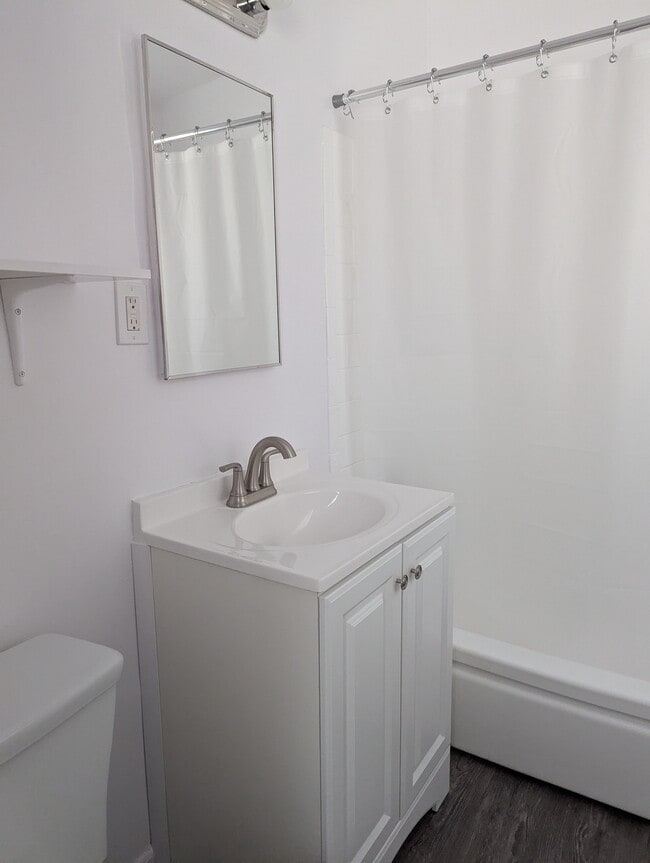 Holiday Manor Apartments in Downey, CA - Foto de edificio - Building Photo