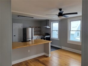 13 Livingston Pl in Middletown, RI - Building Photo - Building Photo