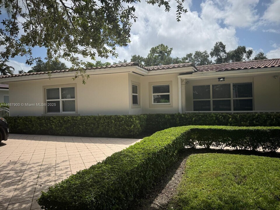 4800 University Dr in Coral Gables, FL - Building Photo