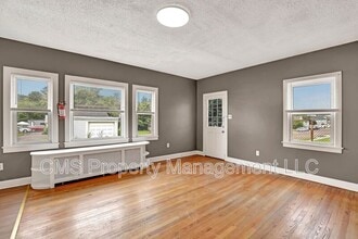 44 Dover Ave in Ewing Township, NJ - Foto de edificio - Building Photo