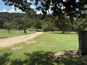 1904 Bear Creek Rd in Kerrville, TX - Building Photo - Building Photo