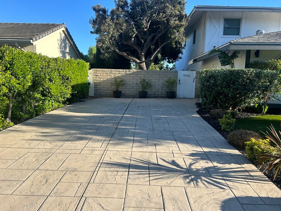 19548 Los Alimos St, Unit 19546 in Porter Ranch, CA - Building Photo
