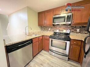 270 E Highland Ave in Milwaukee, WI - Building Photo - Building Photo