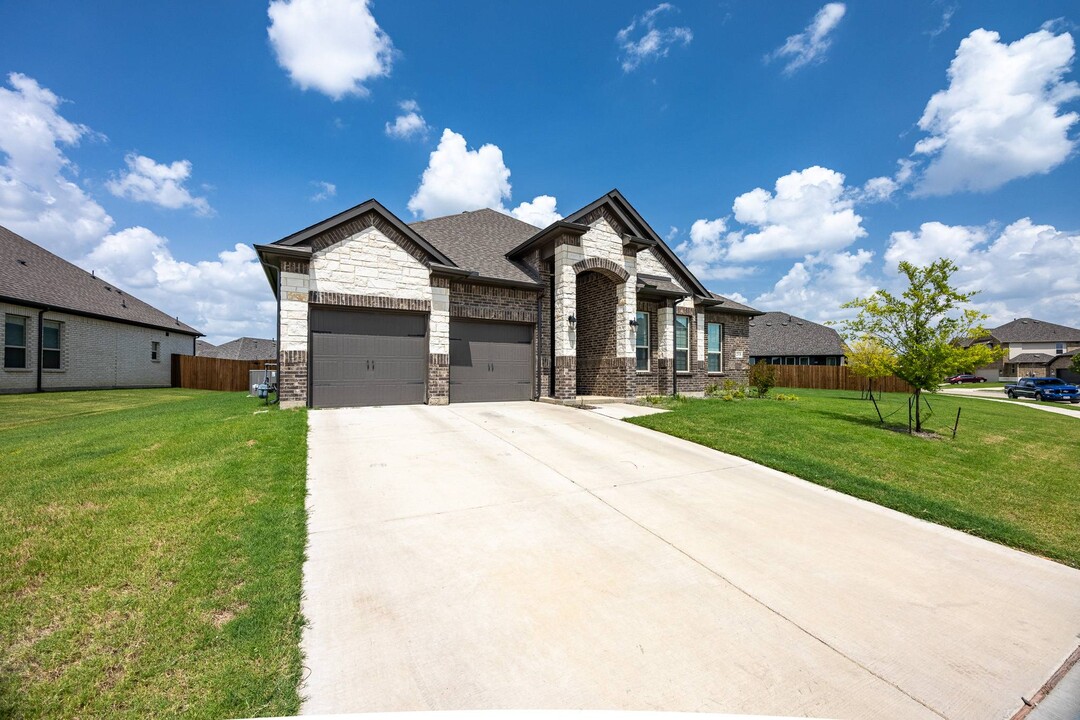 2318 Sheppards Ln in Waxahachie, TX - Foto de edificio