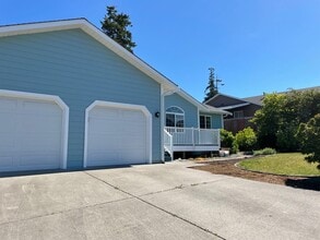 2240 SW 16th Ave in Oak Harbor, WA - Building Photo - Building Photo