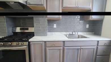 242 Bowers St, Unit 3 in Jersey City, NJ - Building Photo - Building Photo