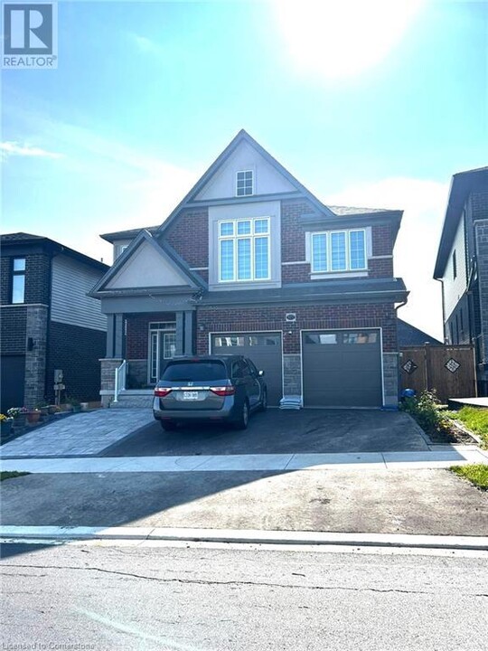 377 Chokecherry Cres in Waterloo, ON - Building Photo