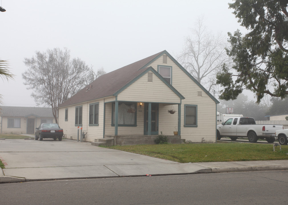 966 Chestnut St in Turlock, CA - Building Photo