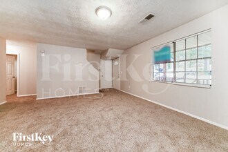 1010 Pine Tree Trail in College Park, GA - Foto de edificio - Building Photo