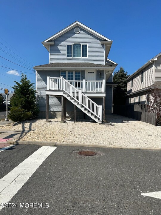 111 Jersey City Ave in Lavallette, NJ - Foto de edificio