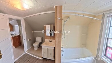 92 Clinton Ave, Unit A3 in Winslow, ME - Building Photo - Building Photo